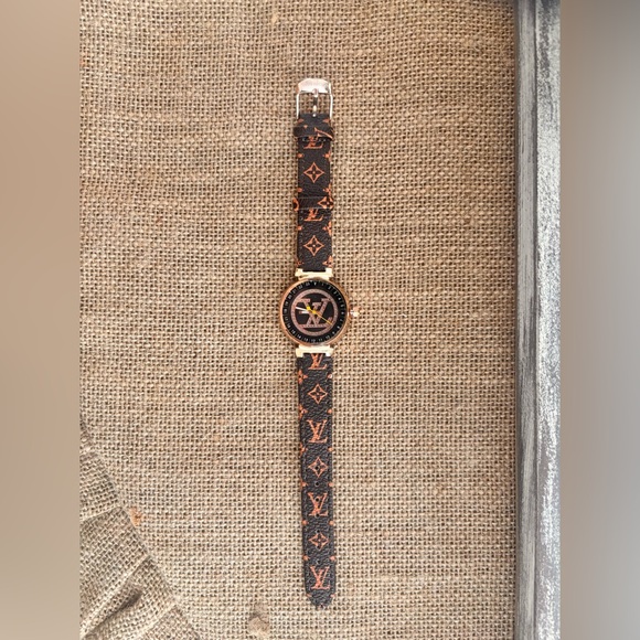 FAUX LOUIS VUITTON SMALL FACED WOMEN WATCH - Picture 4 of 6